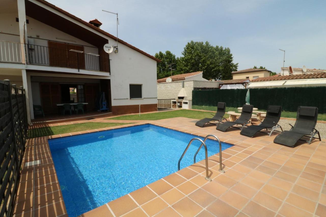 Peni 168A - Belle Maison Avec Piscine เอมปูเรียบราบา ภายนอก รูปภาพ