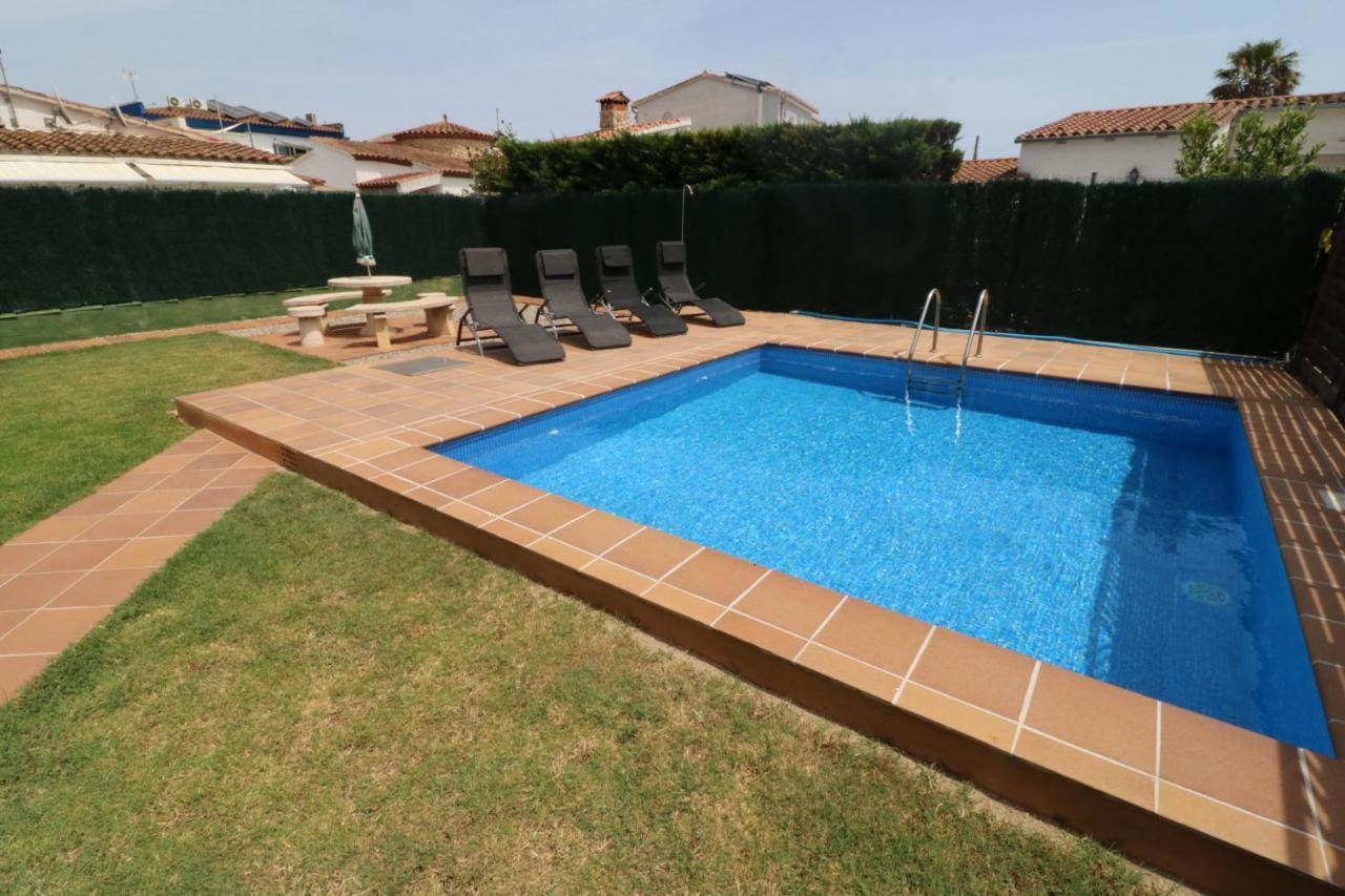 Peni 168A - Belle Maison Avec Piscine เอมปูเรียบราบา ภายนอก รูปภาพ
