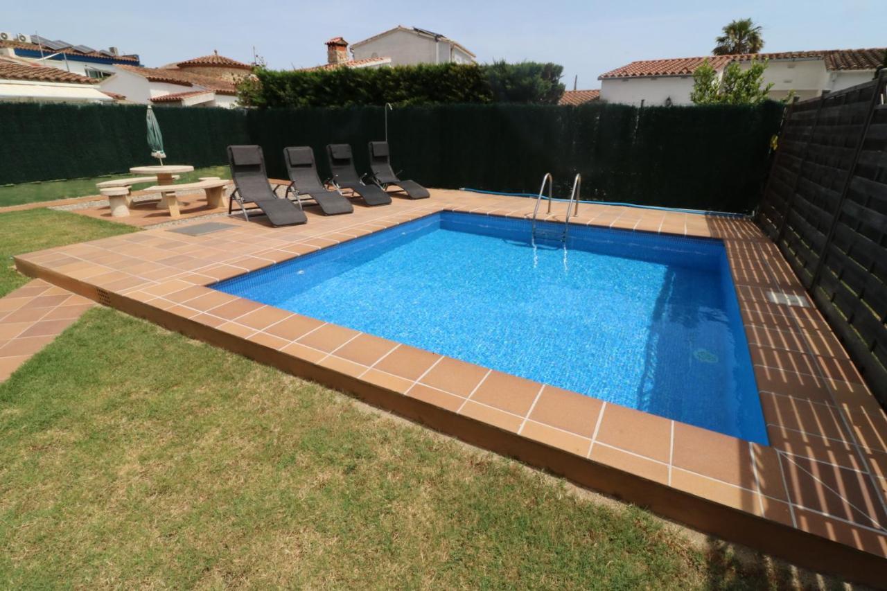 Peni 168A - Belle Maison Avec Piscine เอมปูเรียบราบา ภายนอก รูปภาพ