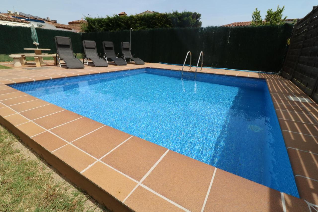 Peni 168A - Belle Maison Avec Piscine เอมปูเรียบราบา ภายนอก รูปภาพ