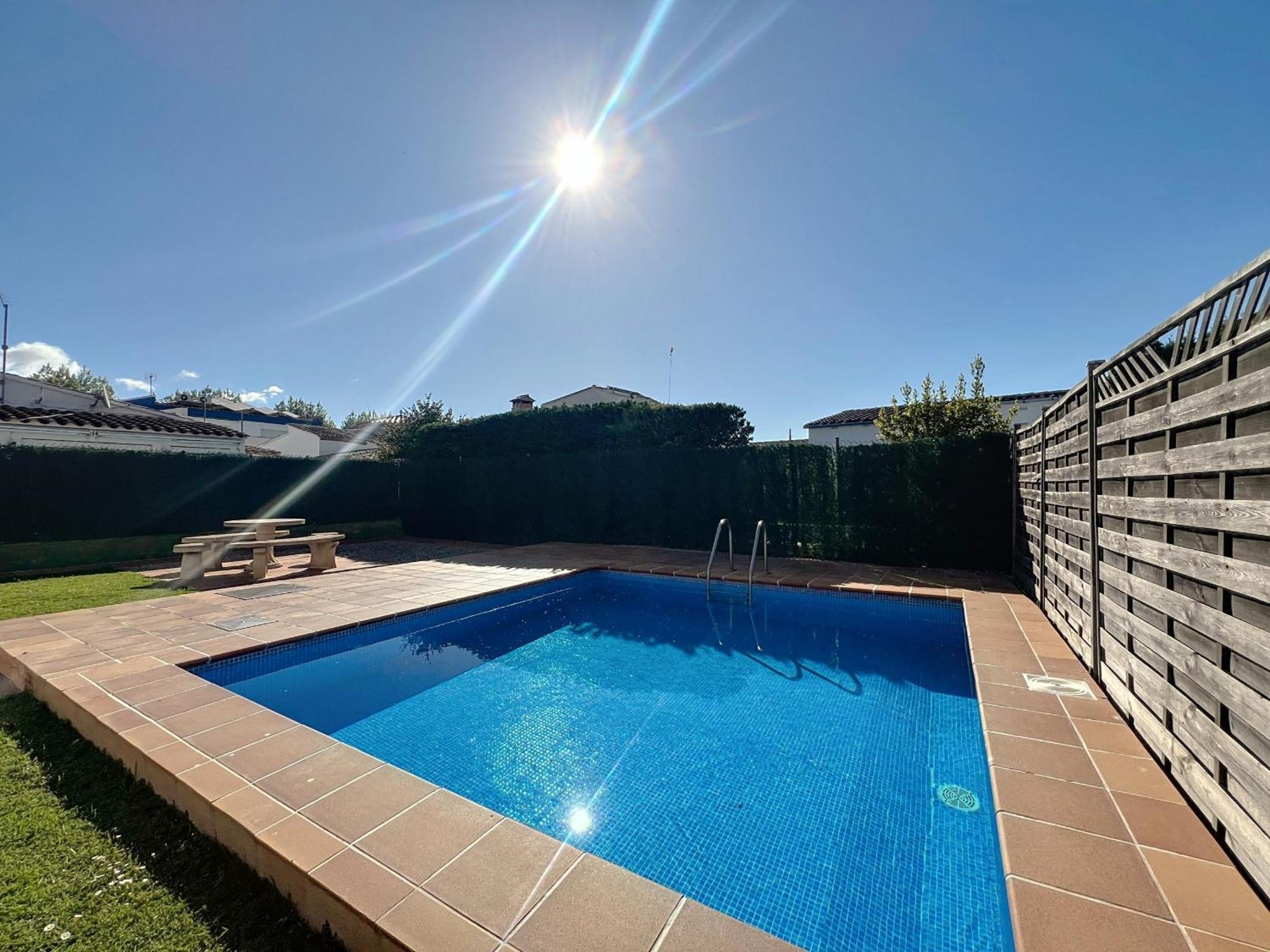 Peni 168A - Belle Maison Avec Piscine เอมปูเรียบราบา ภายนอก รูปภาพ