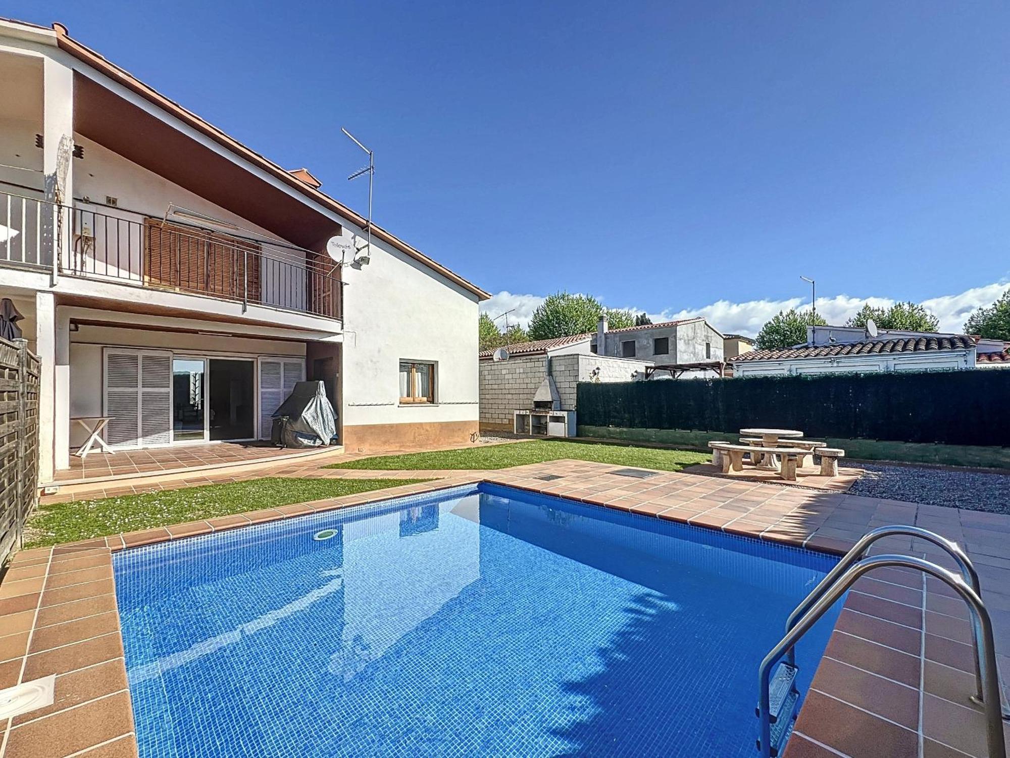 Peni 168A - Belle Maison Avec Piscine เอมปูเรียบราบา ภายนอก รูปภาพ