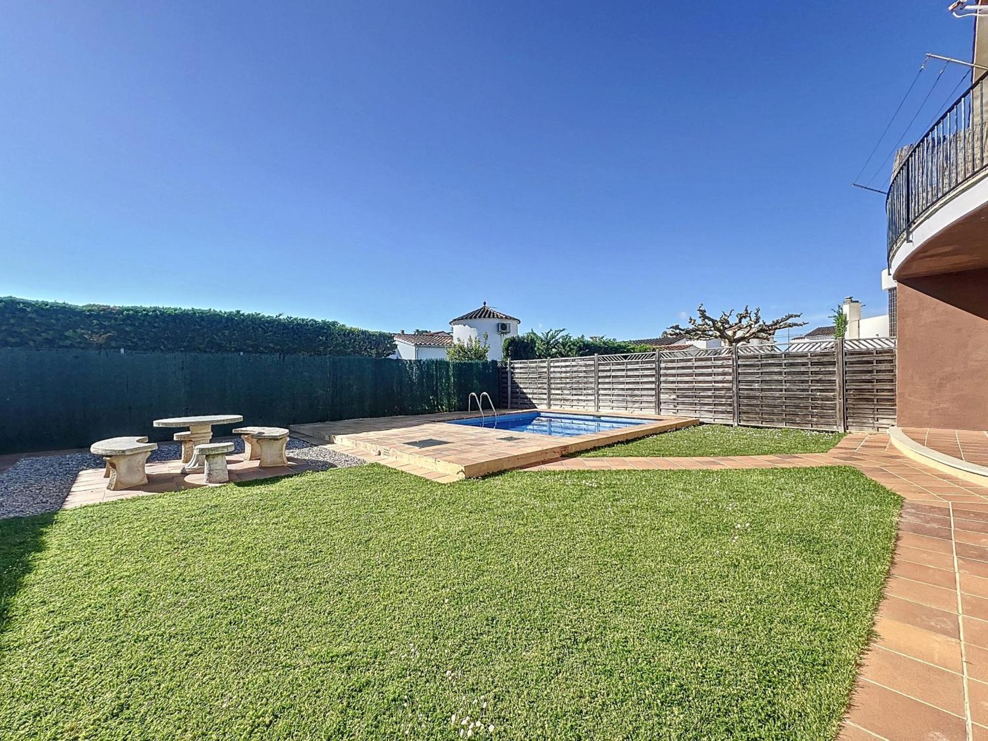 Peni 168A - Belle Maison Avec Piscine เอมปูเรียบราบา ภายนอก รูปภาพ